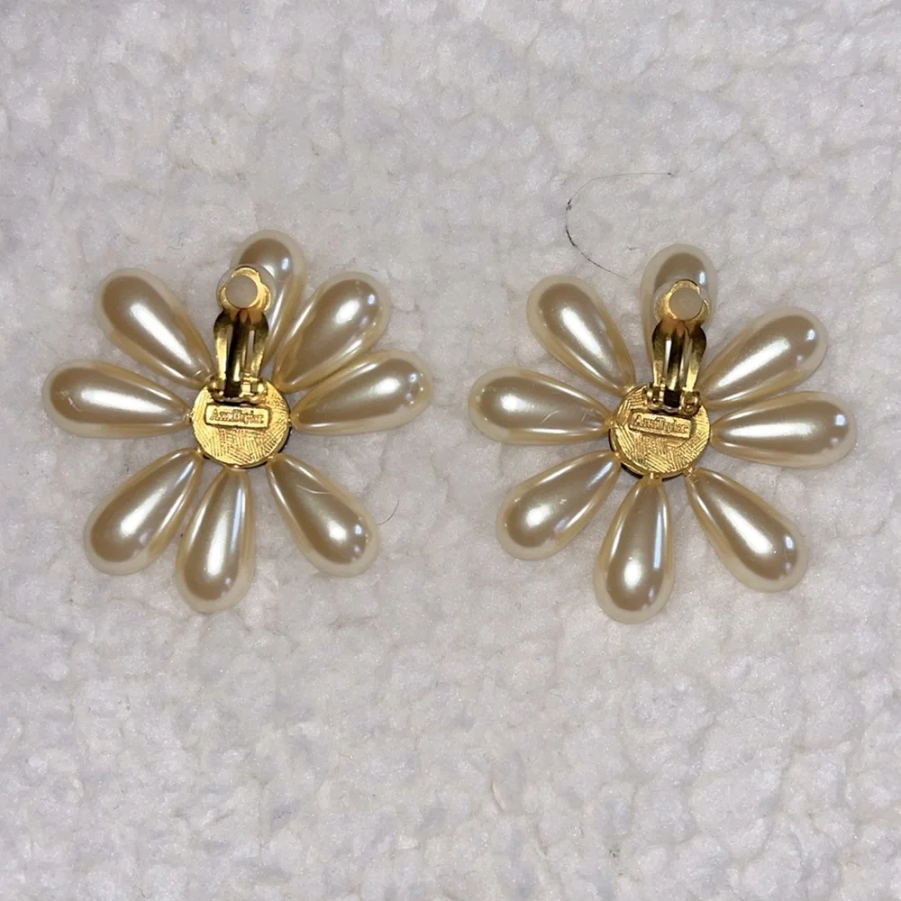 Elegant Pearl Flower Clip Earrings - Picture 2 of 4